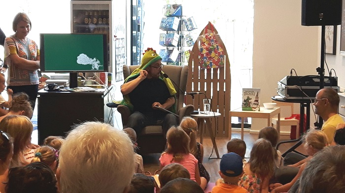 Drache Brokks Bilderbuch-Präsentation n der Seeseiten Buchhandlung 