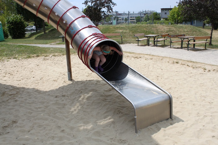 Pilotenspielplatz Röhrenrutsche 700 px